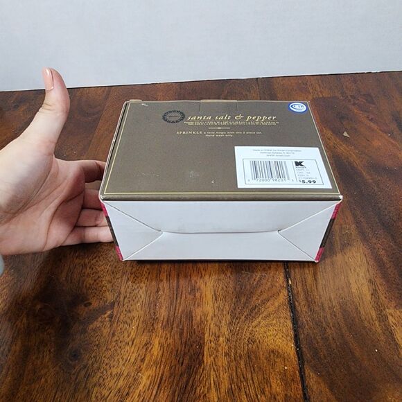 Santa and Mrs. Claus Salt and Pepper Shakers - Picture 5 of 6